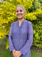 <ul style="padding: 0; margin: 0; list-style-type: none;">
    <li style="display: flex; align-items: center; margin-bottom: 8px;">
        <span style="display: inline-block; width: 16px; margin-right: 5px;">✅</span> ให้คำปรึกษารายบุคคล
    </li>
    <li style="display: flex; align-items: center; margin-bottom: 8px;">
        <span style="display: inline-block; width: 16px; margin-right: 5px;">✅</span> ให้คำปรึกษาปัญหาความสัมพันธ์ระหว่างคู่รัก และปัญหาชีวิตคู่ในคู่สมรส
    </li>
    <li style="display: flex; align-items: center; margin-bottom: 8px;">
        <span style="display: inline-block; width: 16px; margin-right: 5px;">✅</span> ให้คำปรึกษาปัญหาความสัมพันธ์ในคู่รักต่างชาติหรือวัฒนธรรม
    </li>
    <li style="display: flex; align-items: center; margin-bottom: 8px;">
        <span style="display: inline-block; width: 16px; margin-right: 5px;">✅</span> ให้คำปรึกษาแก่ผู้ที่เศร้าโศกจากการสูญเสีย
    </li>
</ul> ฮาร์ยินเดอร์ กอร์ (เจนนี่)